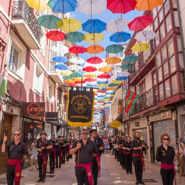 ☂️☂️☂️ La Calle Consolación ha sido esta Patrona la Calle de los Paraguas y escenario de miles de fotos de torrelaveguenses y visitantes (con la @bandadegaitas.cantabria) 

#calledelosparaguas #CalleConsolación #FiestasVirgenGrande #LaPatrona #torrelavegaenfiestas #Torrelavega #Torrelaveganízate #indexweb #BandadeGaitasCantabria